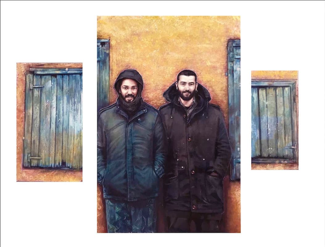 Mustafa Bardakçıoğlu — yağlı boya — sarı duvar önünde iki genç adam ve mavi ahşap kepenkler